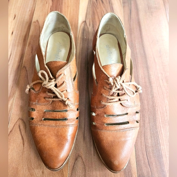 Leather shoes with perferated cut out sz 38 - Picture 2 of 5